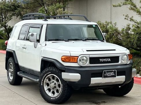 Used 2012 Toyota FJ Cruiser 4WD w/ Upgrade Pkg image 2