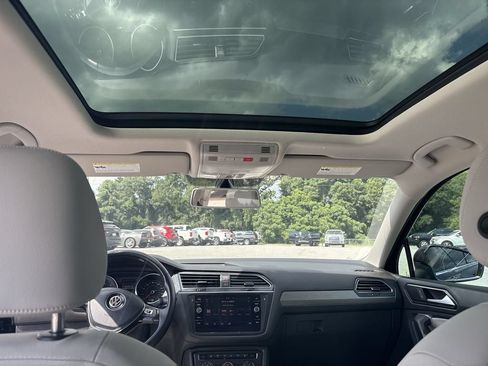 Used 2018 Volkswagen Tiguan SE w/ Panoramic Sunroof Package FWD image 19