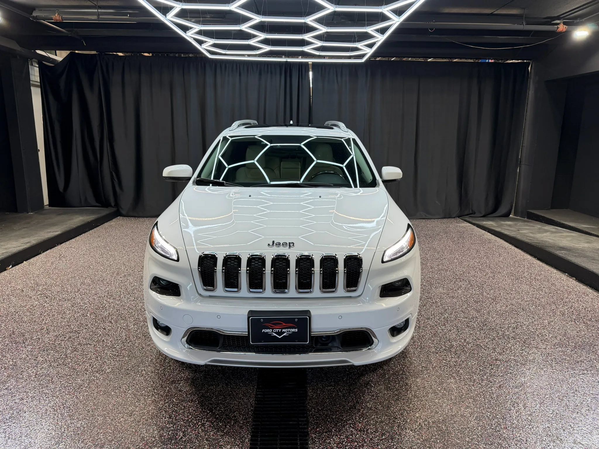 Used 2017 Jeep Cherokee Overland w/ Technology Group AWD/4WD image 3
