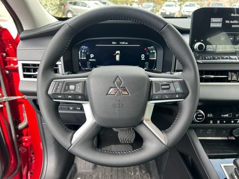 Used 2025 Mitsubishi Outlander SE AWD/4WD image 23