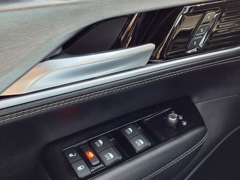 Used 2025 Jeep Wagoneer Base w/ Premium Group I image 8