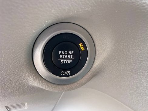 Used 2024 Chrysler Pacifica Touring-L FWD image 7