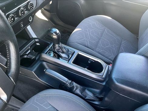 Used 2017 Toyota Tacoma TRD Off-Road image 18