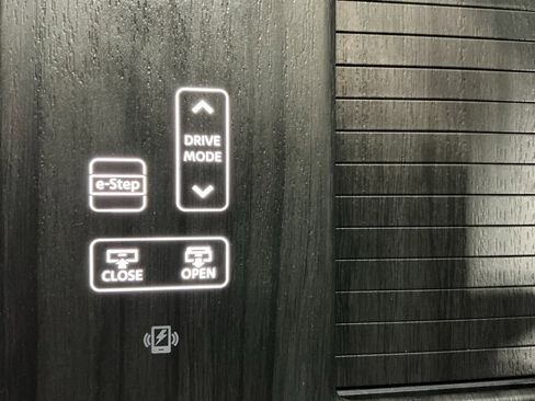 Used 2024 Nissan Ariya FWD image 7