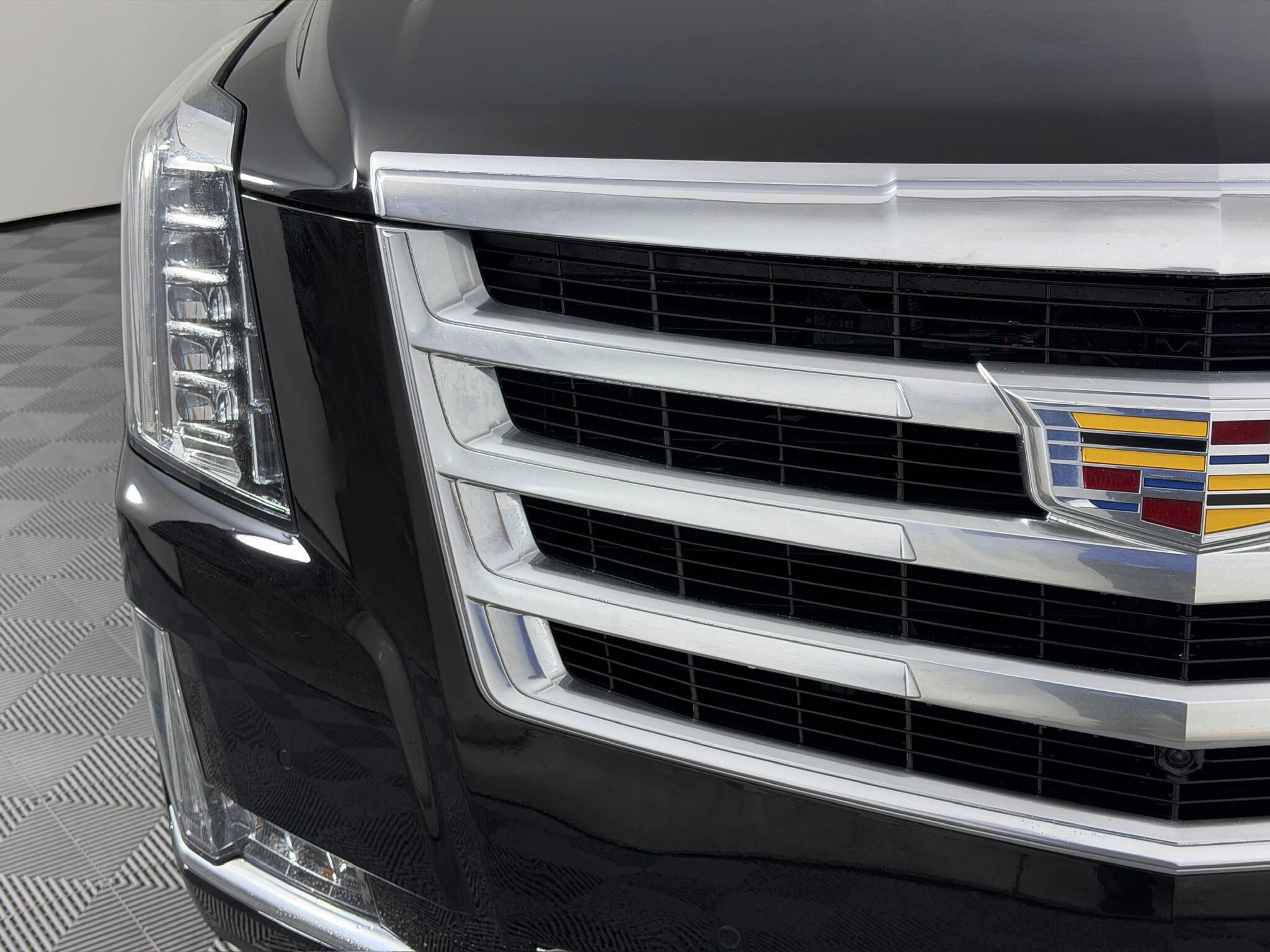 Used 2019 Cadillac Escalade Premium Luxury AWD/4WD image 4