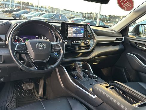 Used 2021 Toyota Highlander XLE image 16