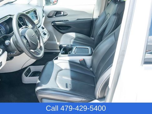 Used 2023 Chrysler Pacifica Touring-L FWD image 18