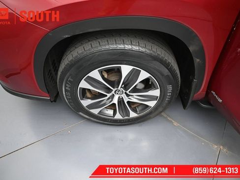 Used 2021 Toyota Highlander XLE AWD/4WD image 37