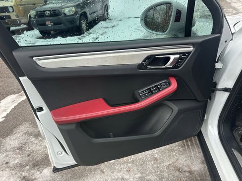 Used 2023 Porsche Macan S image 16