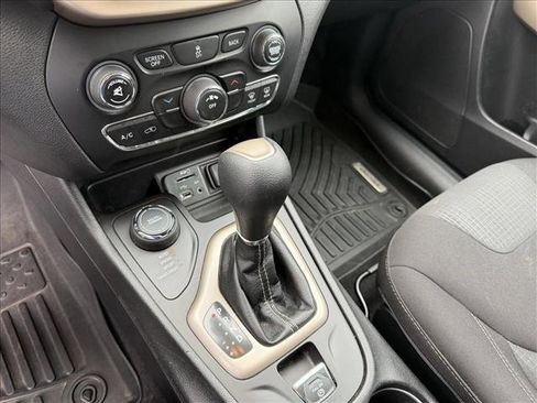 Used 2017 Jeep Cherokee Latitude w/ Cold Weather Group image 20