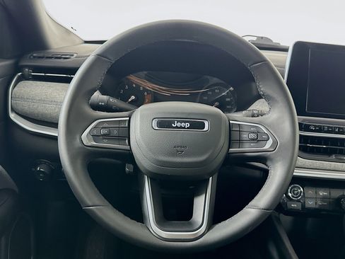 Used 2025 Jeep Compass Latitude image 18