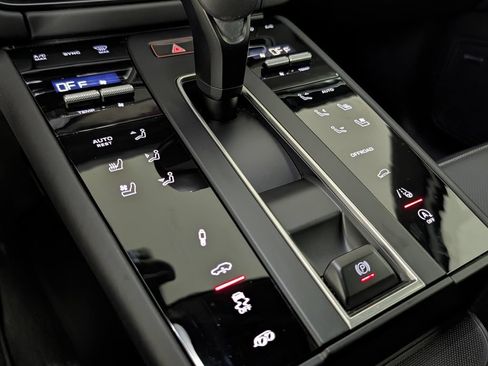 Certified 2025 Porsche Macan GTS AWD/4WD image 34