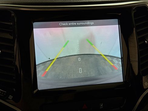 Used 2022 Jeep Cherokee Limited w/ Mopar Interior Package AWD/4WD image 2