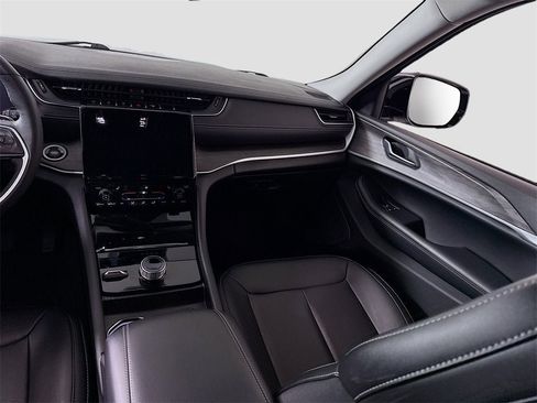 Used 2024 Jeep Grand Cherokee Limited image 16