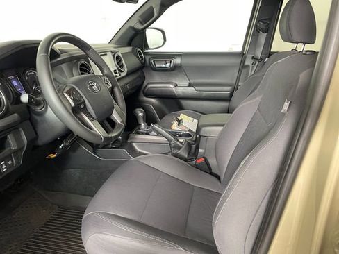 Used 2019 Toyota Tacoma TRD Off-Road image 2