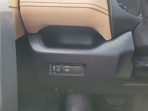 Used 2021 Toyota RAV4 LE AWD/4WD image 13