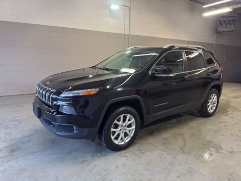 Used 2018 Jeep Cherokee Latitude Plus w/ Comfort/Convenience Group image 3