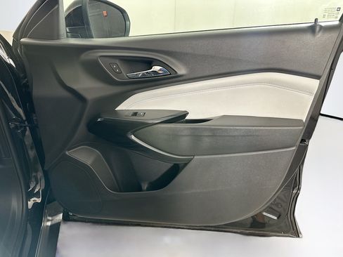 Used 2025 Chevrolet Trax LT FWD image 29