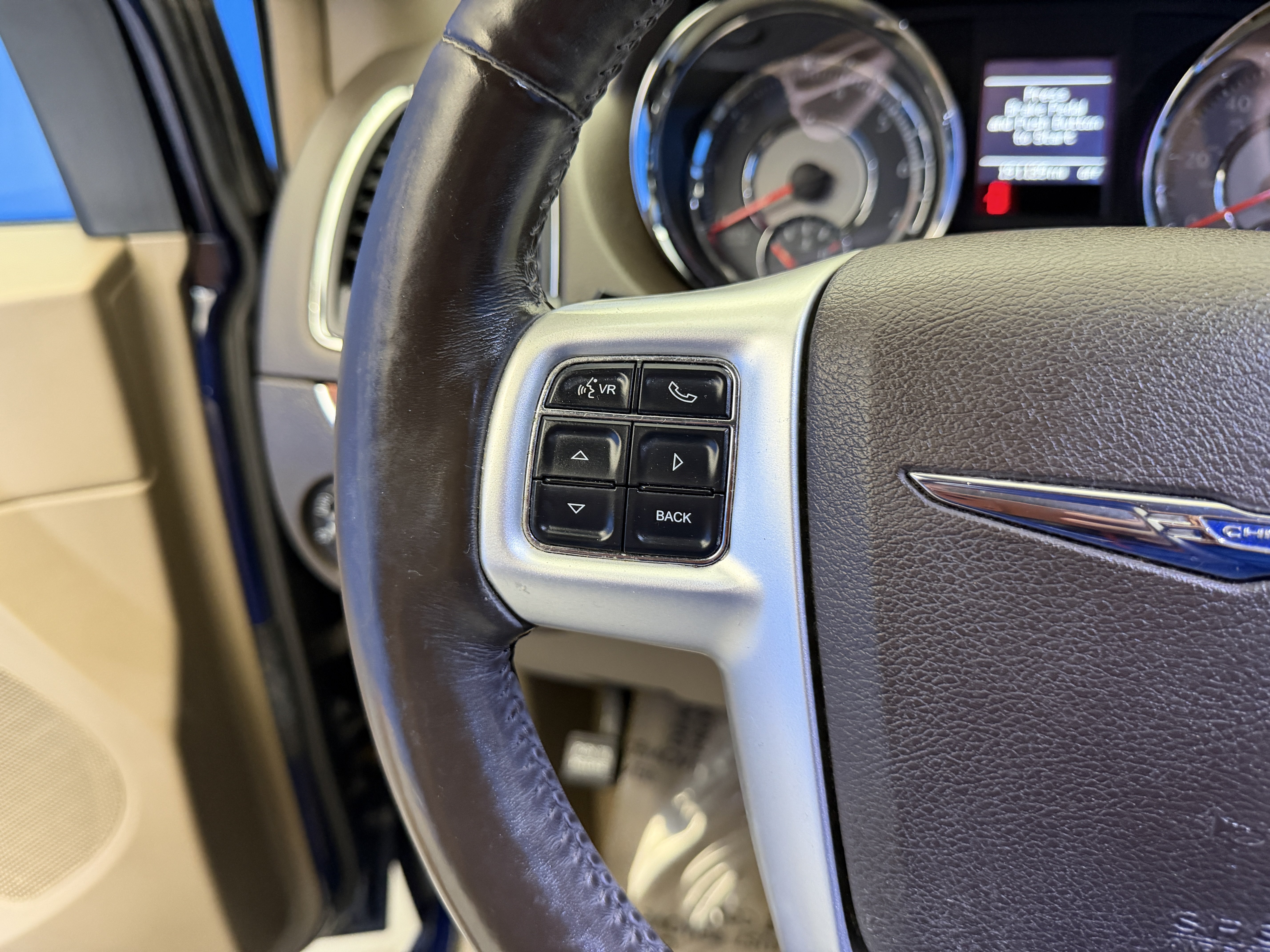 Used 2015 Chrysler Town & Country Touring w/ Driver Convenience Group FWD image 17