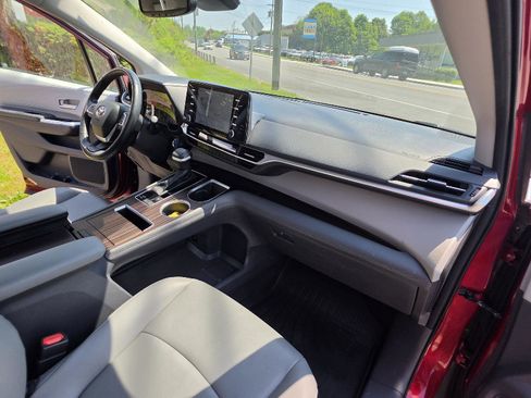 Used 2022 Toyota Sienna XLE FWD image 18