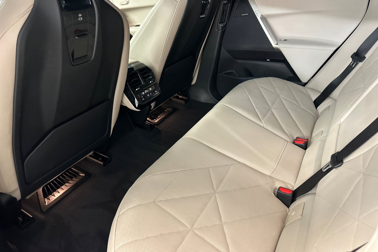 Certified 2024 BMW iX xDrive50 w/ Sport Package AWD/4WD image 27