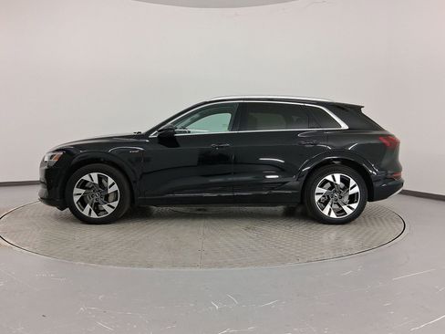 Used 2022 Audi e-tron Premium Plus image 2