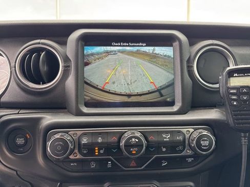 Used 2019 Jeep Wrangler Unlimited Sahara w/ Uconnect 4C Nav & Sound Group image 17