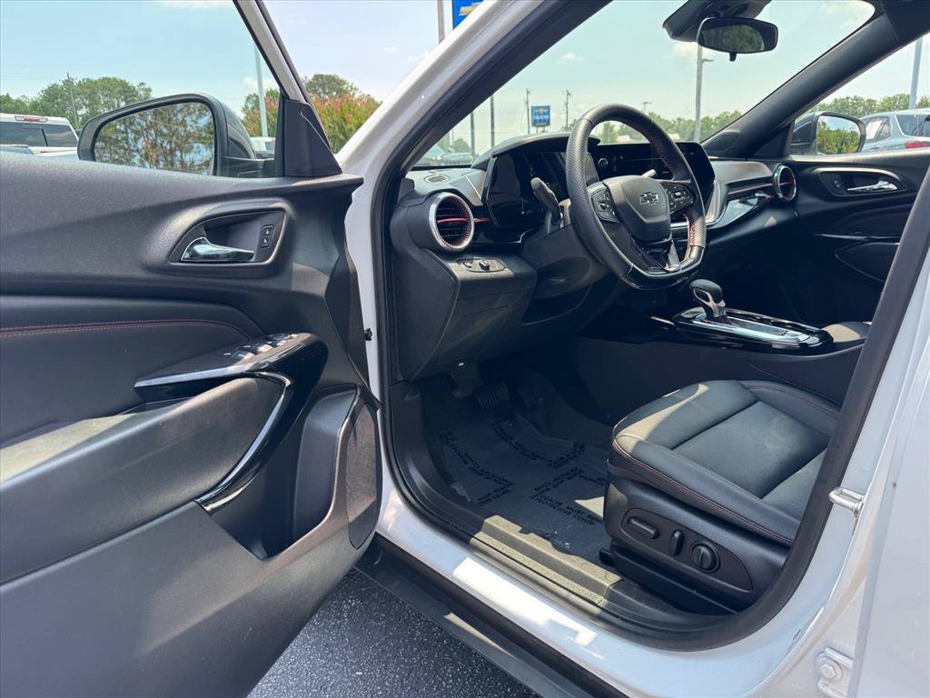 Used 2025 Chevrolet Trax RS w/ Driver Confidence Package FWD image 13
