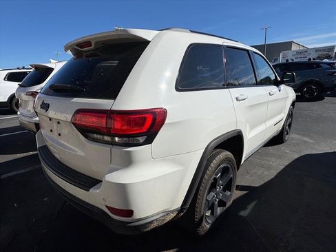 Used 2020 Jeep Grand Cherokee Laredo image 4