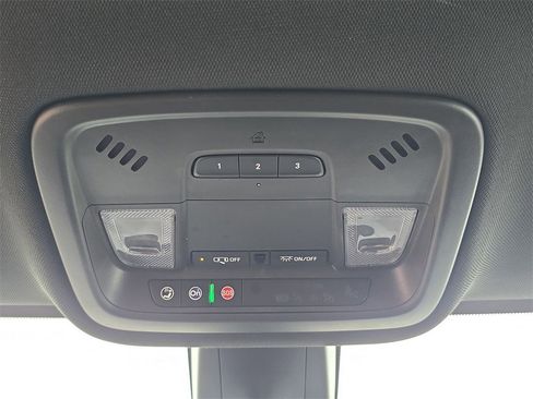 Used 2023 Chevrolet Traverse LT image 36