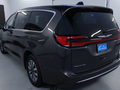 Used 2023 Chrysler Pacifica Touring-L image 5