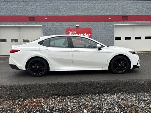 Used 2025 Toyota Camry SE image 2