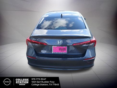 Used 2022 Honda Civic EX image 3