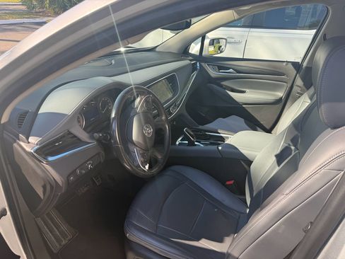 Used 2020 Buick Enclave Essence image 9