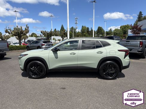 Used 2025 Chevrolet Trax ACTIV w/ Driver Confidence Package FWD image 2