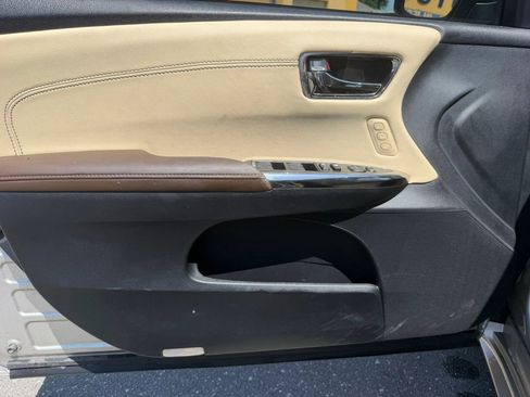 Used 2013 Toyota Avalon Limited w/ Technology Pkg FWD image 9