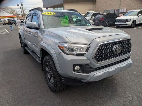 Used 2018 Toyota Tacoma TRD Sport AWD/4WD image 3
