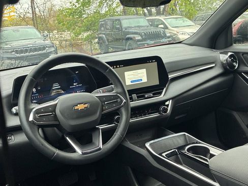 Used 2025 Chevrolet Equinox LT w/ Safety and Technology Package FWD image 14