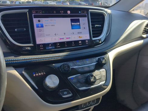 Used 2021 Chrysler Pacifica Touring-L image 22