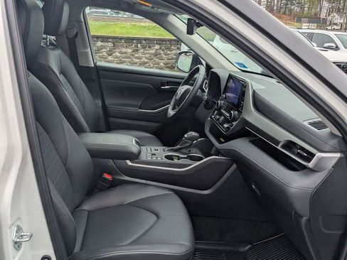 Certified 2024 Toyota Highlander XLE AWD/4WD image 22