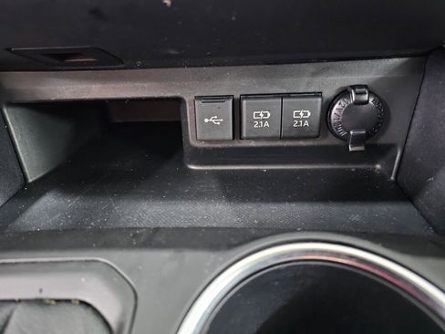 Used 2021 Toyota Highlander XLE image 31