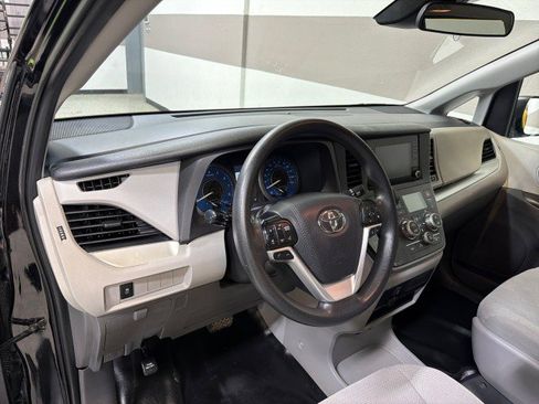 Used 2020 Toyota Sienna L image 13