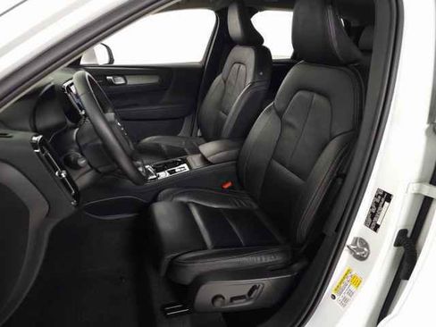 Certified 2023 Volvo XC40 B5 Ultimate w/ Protection Package Premier image 17