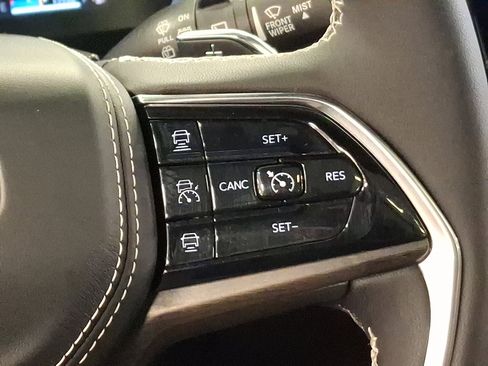 Certified 2024 Jeep Grand Cherokee Overland w/ Luxury Tech Group IV image 22