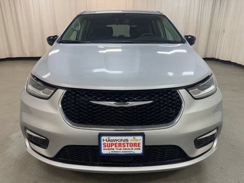 Used 2024 Chrysler Pacifica Touring-L FWD image 10