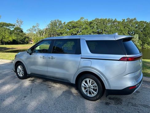 Used 2022 Kia Carnival LX FWD image 4