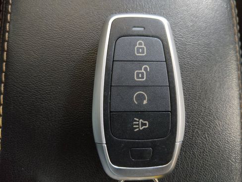 Used 2019 Jeep Compass Latitude FWD image 32