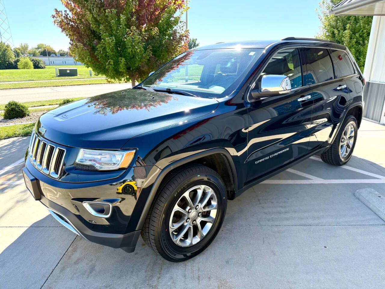 Used 2015 Jeep Grand Cherokee Limited w/ Luxury Group II AWD/4WD image 4