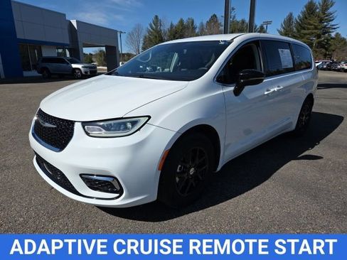 Used 2024 Chrysler Pacifica Touring-L image 4