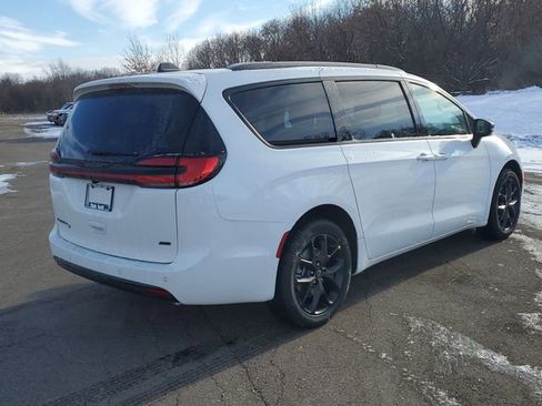 New 2026 Chrysler Pacifica Select image 4